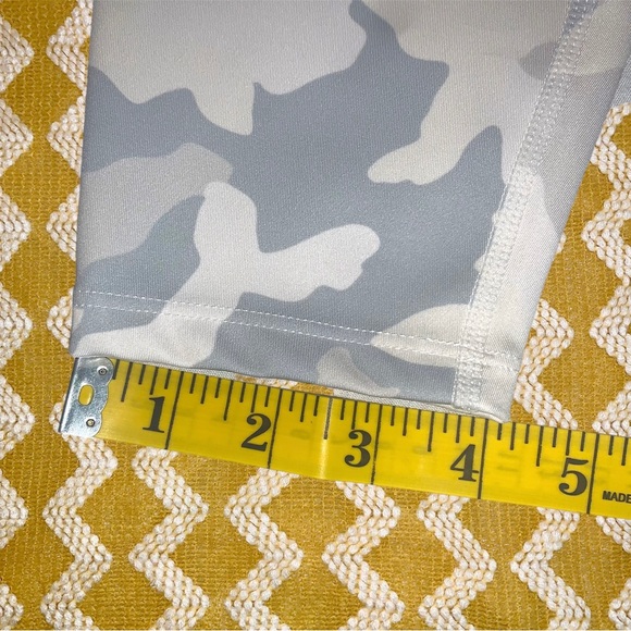 💖 NWOT JustFab Nimbus Cloud White Gray Camo 2 Pc Activewear Set Size L - Picture 13 of 13